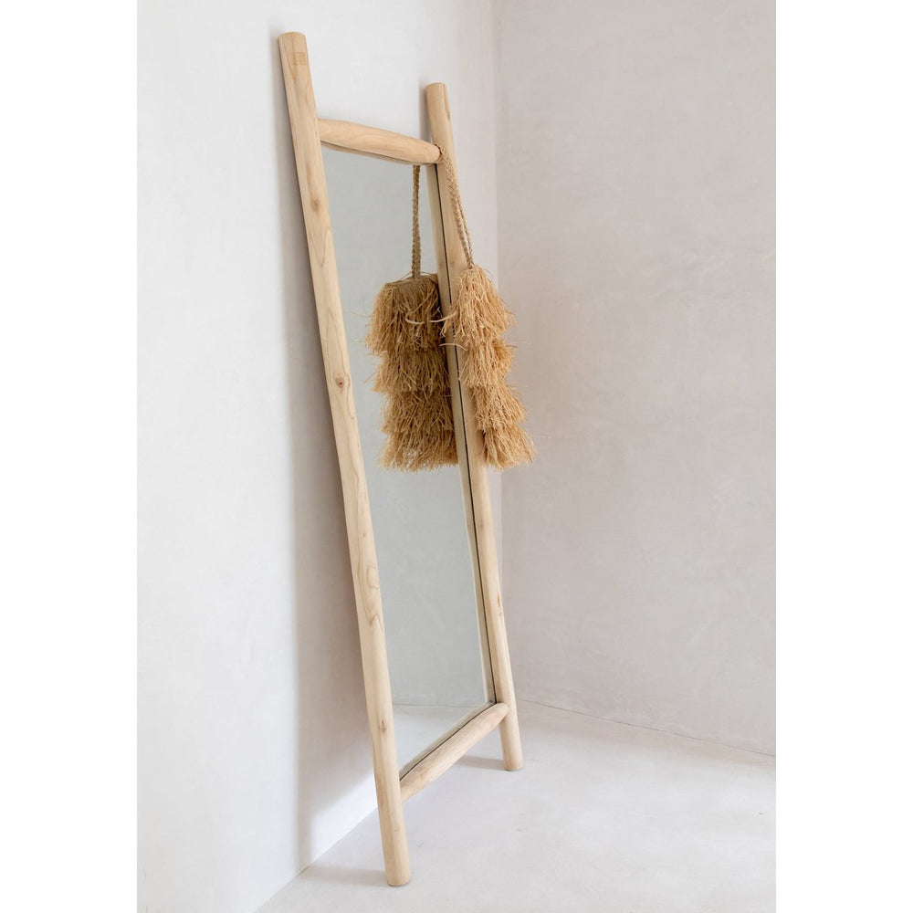 Natural raffia woven tote bag