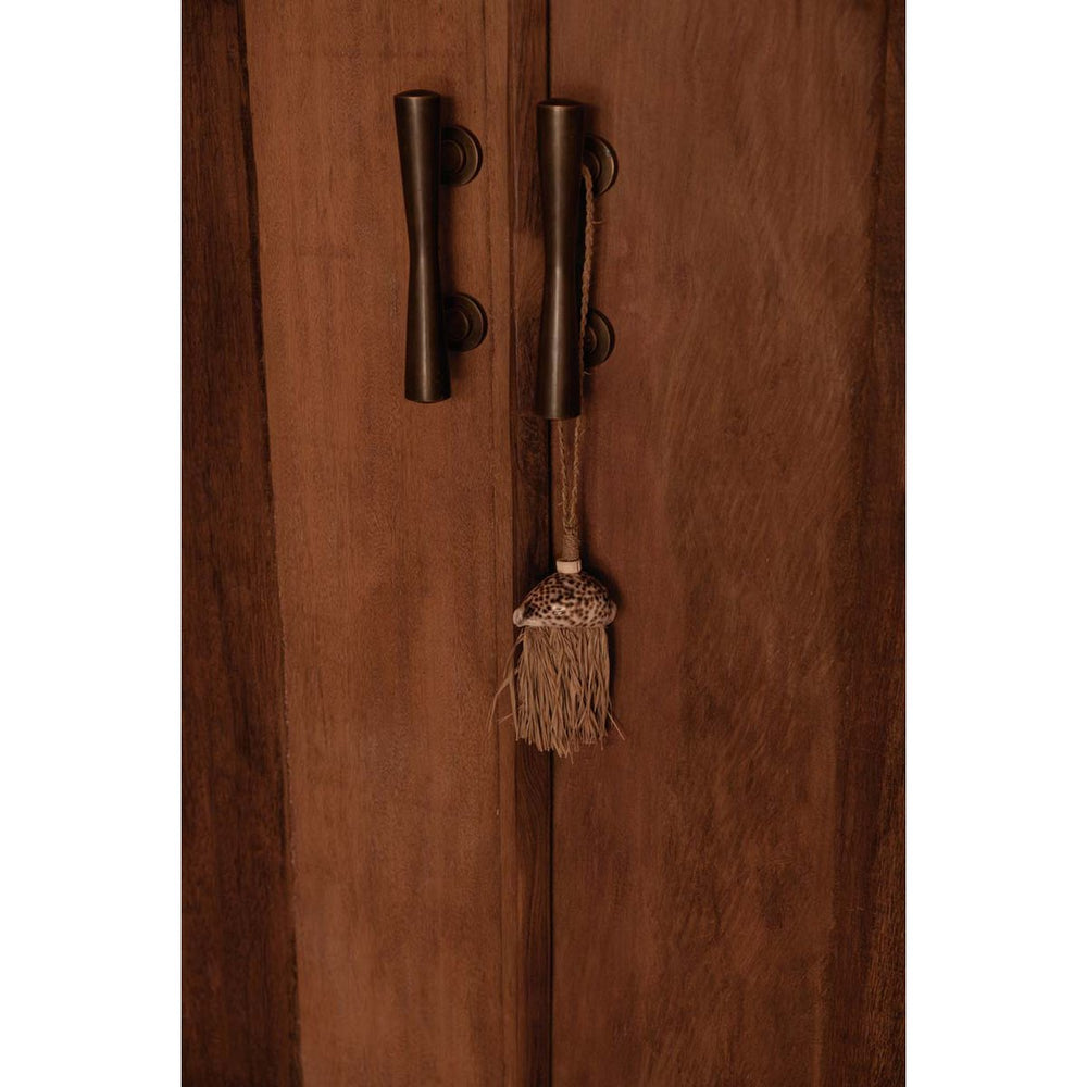 Natural raffia tassel with shell accent